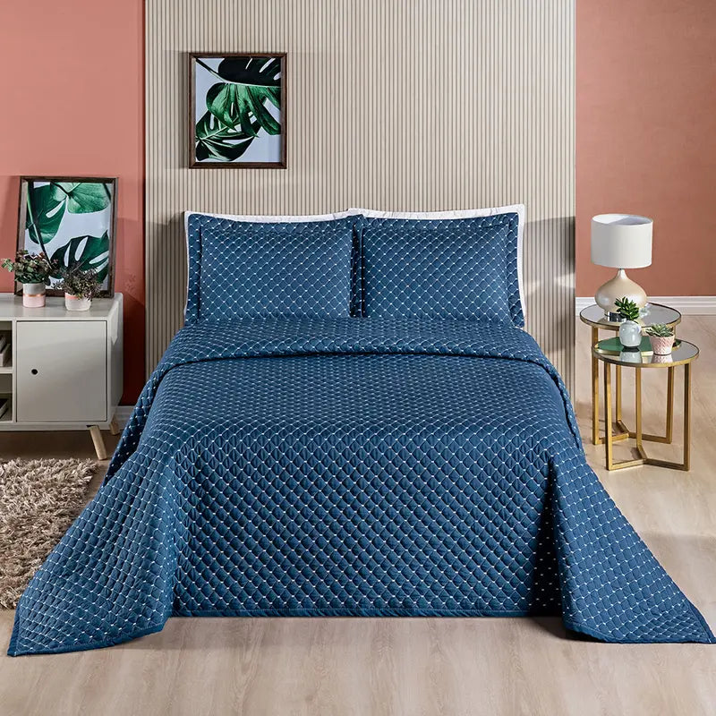 Cobre-Leito Ravena 3 Peças – Bordado Elegante & Toque Macio em Algodão