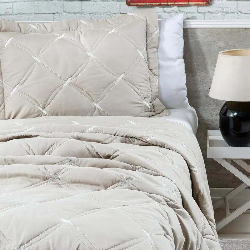 Cobre Leito Lux Pluma – Bordado Premium & Toque Macio