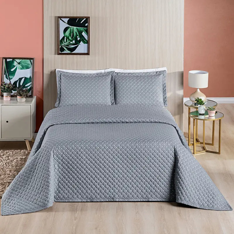 Cobre-Leito Ravena 3 Peças – Bordado Elegante & Toque Macio em Algodão