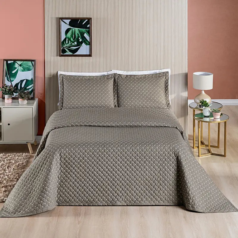 Cobre-Leito Ravena 3 Peças – Bordado Elegante & Toque Macio em Algodão