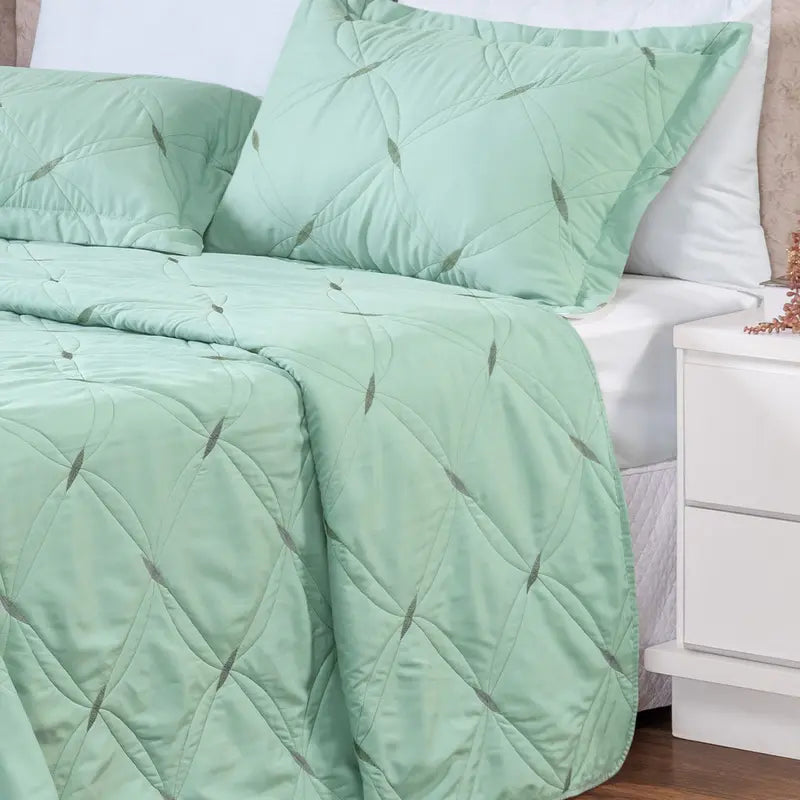 Cobre Leito Lux Pluma – Bordado Premium & Toque Macio