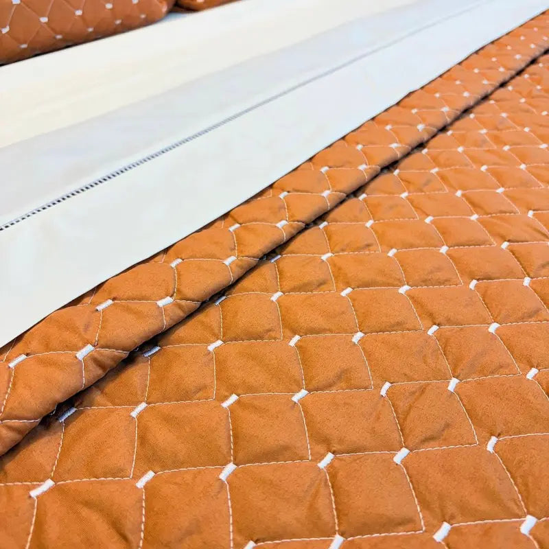 Cobre-Leito Ravena 3 Peças – Bordado Elegante & Toque Macio em Algodão